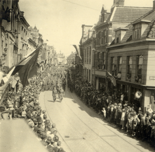600843 Afbeelding van infanteristen van de 3rd Canadian Infantry Division, in de Voorstraat te Utrecht, tijdens de ...